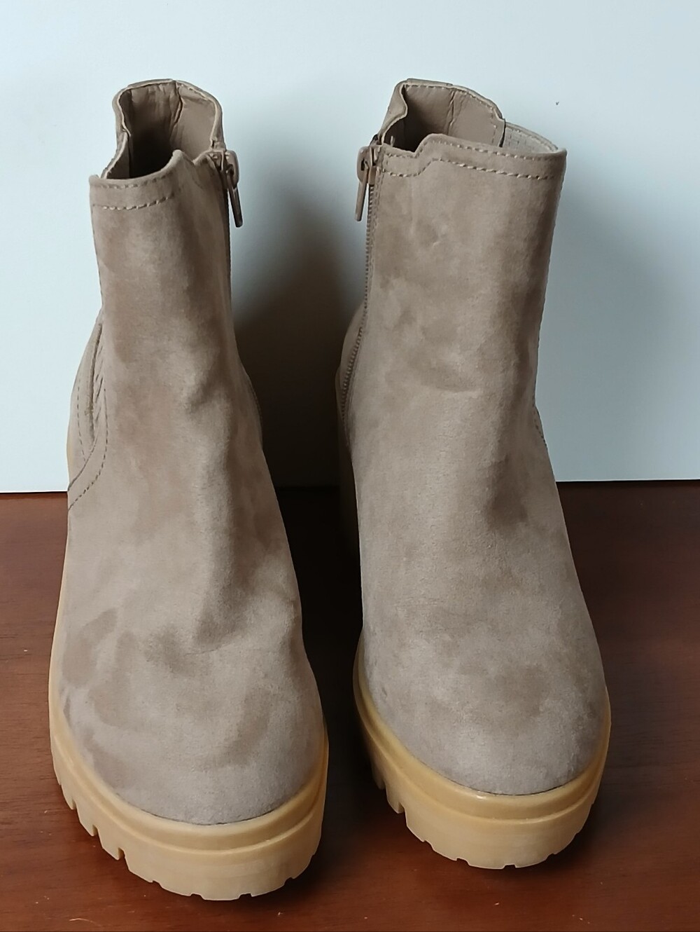 No Boundaries Taupe Faux Suede Lug Sole Chelsea Ankle Boots Size 7.5